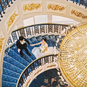 豪華なシャンデリアが輝く。フォトスポットの螺旋階段！ウェディングドレスが映える。|Royal Garden Palace 八王子日本閣の写真(32306453)