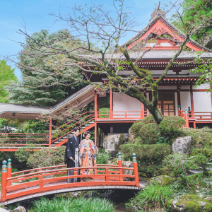 四季折々の風情がご堪能いただける一万坪の日本庭園には、自然との調和や日本文化の美を感じることができます。滝を望める、音庭園。|Royal Garden Palace 八王子日本閣の写真(32306503)