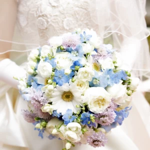 可愛いラウンド型ブーケ、季節に合わせてお好きなお花を組み合わせしてみてはいかが？|ロイヤルガーデンパレス 八王子日本閣の写真(15868732)