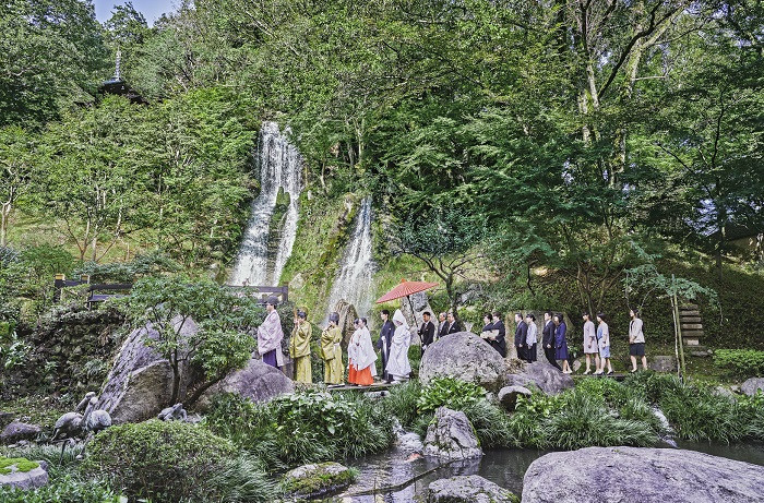 日本庭園内で行われる『参進の儀』厳かな雅楽の調べの雰囲気が漂う花嫁行列として華やかに。