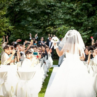 市内人気ジュエリー店特別優待・ハーフコース試食チケット・結婚式のイマがわかるウエディングブックを用意