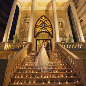 パーティ後はライトアップされた教会で撮影も。幻想的な雰囲気でロマンティックな1枚を|赤坂ル・アンジェ教会の写真(54501780)