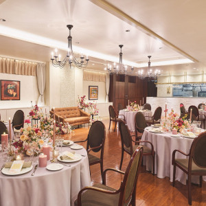 木目調の温かみ・上品なシャンデリアが心地いい空間を演出|赤坂ル・アンジェ教会の写真(54501447)