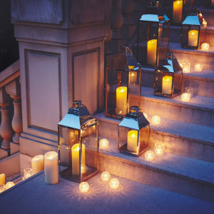 ゲストをお迎えする階段にキャンドル装飾。幻想的な雰囲気に。|赤坂ル・アンジェ教会の写真(1007544)