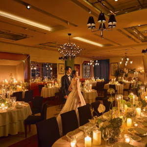 シャンデリアやガラスが綺麗な会場だからこそ、ライトアップするとより幻想的な空間に|赤坂ル・アンジェ教会の写真(54501444)