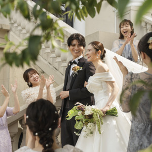 大階段でのフラワーシャワー後は、ゲストと会話を楽しみながら写真撮影も|赤坂ル・アンジェ教会の写真(54501738)