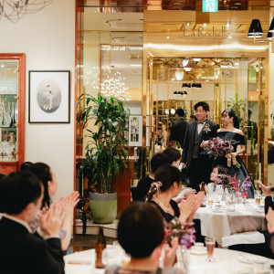 自然光差し込む明るいパーティ会場は、ゲストと距離近く楽しめる、アットホームな空間|赤坂ル・アンジェ教会の写真(54503574)