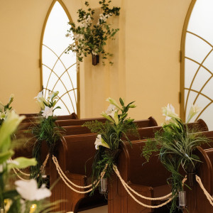 チャペルの扉を開けた瞬間にふわっと香るカサブランカの装花が「日常の喧噪」から「非日常の世界」へと誘う|赤坂ル・アンジェ教会の写真(54502098)