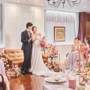 オープンキッチン併設のアトリエ。出来立ての香り豊かな逸品がゲストの元へサービスされる。一流のスタッフが最上のおもてなし|赤坂ル・アンジェ教会の写真(54501448)