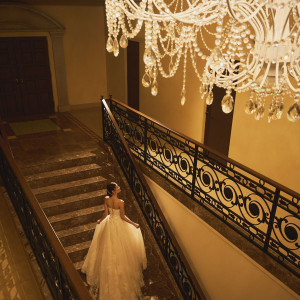 大階段のシャンデリアが美しく映える|赤坂ル・アンジェ教会の写真(54501833)