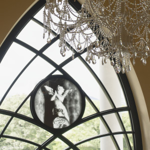 自然光・シャンデリア・大理石が花嫁を彩る 空間美|赤坂ル・アンジェ教会の写真(54501834)