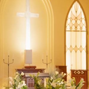 アーチを描いた、あたたかみ溢れる教会。聖歌隊の生演奏が響き渡り、感動の瞬間をより一層美しく彩る|赤坂ル・アンジェ教会の写真(54503593)