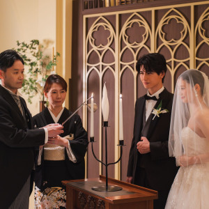 【ユニティキャンドル】家族との繋がり感じられるセレモニー。親御様にかけて頂く"ひと言"に涙ぐむ方も|赤坂ル・アンジェ教会の写真(54500998)