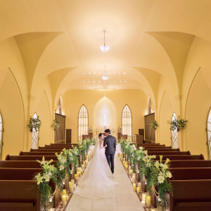 90名着席可能な白亜の空間は生花の香りが漂う神聖なチャペル。大理石で造られたバージンロードには美しい映り込み|赤坂ル・アンジェ教会の写真(54500995)