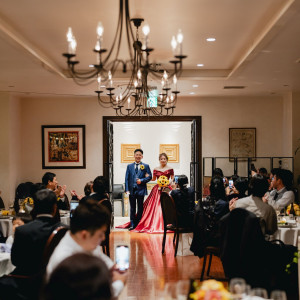 白を基調とした会場に赤いカラードレスが綺麗に映える。コーディネートもレイアウトも自由自在だからこそ、おふたりらしい空間が仕上がる|赤坂ル・アンジェ教会の写真(54503571)