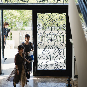 ガラス張りの扉から自然光・緑溢れる|赤坂ル・アンジェ教会の写真(54503572)