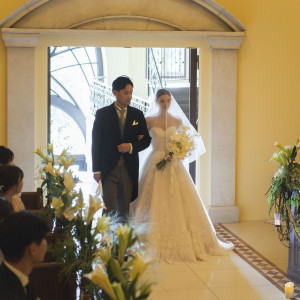 入場時には、自然光が新婦・親御様を美しく照らす、幻想的な瞬間|赤坂ル・アンジェ教会の写真(54501002)
