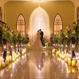 キャンドル煌めくナイトタイム。バージンロードにはふたりの姿がくっきり映り込む、幻想的な空間|赤坂ル・アンジェ教会の写真(54500996)