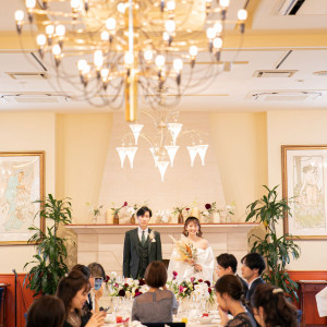 気品溢れる館内は、シャンデリア・グラス・絵画など質にこだわったアイテムが会場を華やかに彩る|赤坂ル・アンジェ教会の写真(54503573)