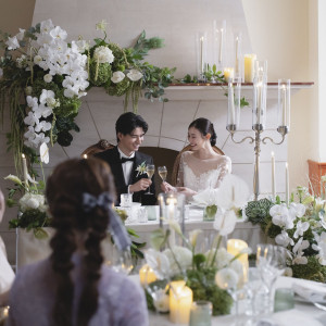 気品溢れる館内は、シャンデリア・グラス・絵画など質にこだわったアイテムが会場を華やかに彩る。ゲストとの丁度いい距離感が会話を楽しませてくれる|赤坂ル・アンジェ教会の写真(54502093)