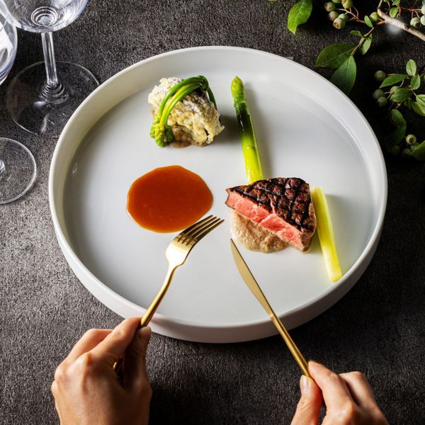 香り豊かな出来立ての料理。ゲスト1人1人のペースに合わせながらサービスされる|赤坂ル・アンジェ教会の写真(52577664)