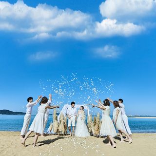 青い海と白い砂浜、素足までも心地よいビーチ挙式もふたりの想いのままに
