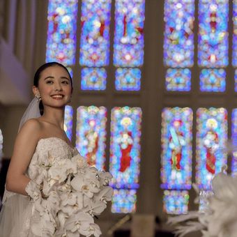高い祭壇により、どの席からも花嫁の美しいドレス姿が見えます