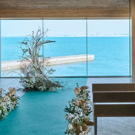 美しい海へと繋がっているような感覚になるバージンロードが魅力|OCEAN&RESORT MARIZON(オーシャン＆リゾート マリゾン)の写真(39897399)