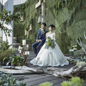 【ガーデン】緑を背景にお二人の自然な笑顔の一枚を。|マリエカリヨン名古屋の写真(10392238)