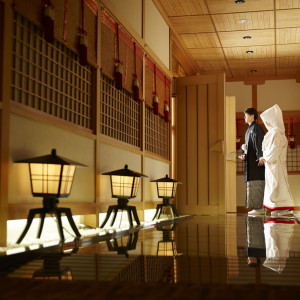 神殿へとつながる回廊には御影石が敷き詰められ挙式前の白無垢姿を静かに映す|マリエカリヨン名古屋の写真(1172767)