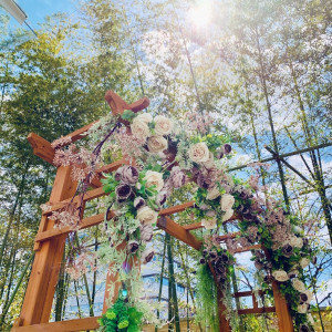 【フラワーアーチ】エントランスや祭壇へのアプローチに使用されるフラワーアーチ。ツタやお花で飾ったロマンチックなアーチの前で、永遠の愛を誓う。|マリエカリヨン名古屋の写真(12643075)