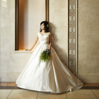 様々なデザインの中から、花嫁さまの好みに合わせてお似合いの衣裳をご提案