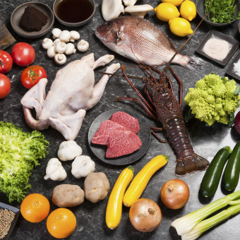肉や魚、野菜等の食材は、専門のバイヤーがその季節折々で最も優れた旬の食材を仕入れています。