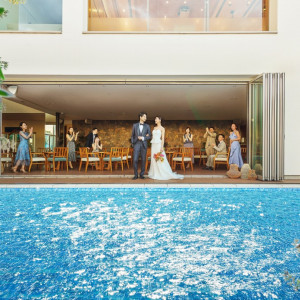 青空と煌く水面に緑が映えるガーデン。洋装にも和装にもマッチする美空間|AMANDAN TERRACE ～アマンダンテラス～の写真(54523495)