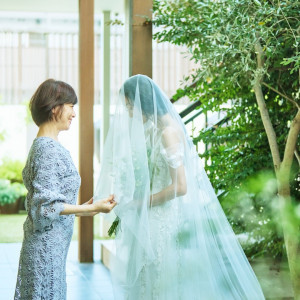 「幸せになってね」と想いを込めて、旅立つ花嫁に最後の身支度|AMANDAN TERRACE ~アマンダンテラス~の写真(54517439)