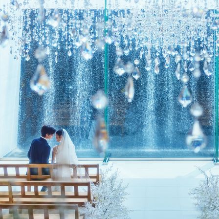 クリスタルが太陽の輝きに照らされおふたりに降り注ぎます|アマンダンテラス（AMANDAN TERRACE）の写真(54517443)