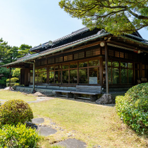 2000坪ある広大な敷地には、常緑豊かな日本庭園が広がります|お屋敷・和歌山六三園  （Bridal　Hirakitaプロデュース）の写真(32234529)