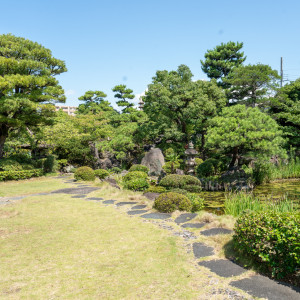 常緑広がる日本庭園は撮影ロケーションとしても魅力的|お屋敷・和歌山六三園  （Bridal　Hirakitaプロデュース）の写真(32234528)
