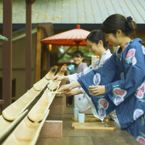 夏季限定での流しそうめん演出。日本伝統の風情を楽しめるのも魅力。懐かしい仲間とともに楽しい料理体験もぜひ。|エルムガーデンの写真(33406933)