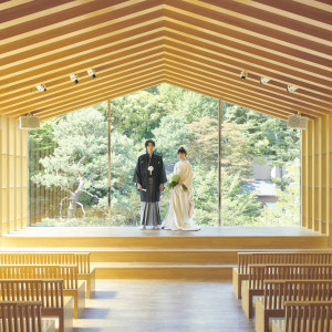 祭壇の奥に色鮮やかな日本庭園の自然美が広がる【四季の教会】では様々な選べる挙式スタイルで結婚式をサポート致します。|エルムガーデンの写真(33388868)