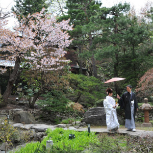 1000坪ある日本庭園からの入場はまるで映画のワンシーン。春夏秋冬楽しめるエルムガーデンでいちばん人気のある入場演出です。|エルムガーデンの写真(33406902)