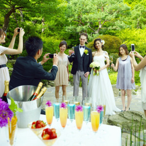 挙式から披露宴までの時間、日本庭園のテラスではウェルカムパーティを開催！ウェルカムドリンクやゲストとの写真撮影など記憶に残る時間を一緒に過ごしていただけます。|エルムガーデンの写真(774734)
