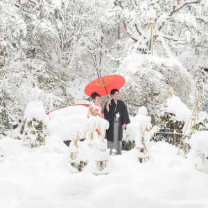 雪が降る中でのお庭からの入場は北海道らしさ全開でロマンチック。この入場のために結婚式を冬にする方が多いほど美しいシーンを奏でます|エルムガーデンの写真(33406972)