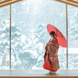 「冬」・・・北海道の大自然が織りなす一番ロケーションが素敵な時期。全面ガラス張りのチャペルから広がる銀世界のエルムガーデン日本庭園を一望しながらの色打掛での撮影も可能|エルムガーデンの写真(33406976)
