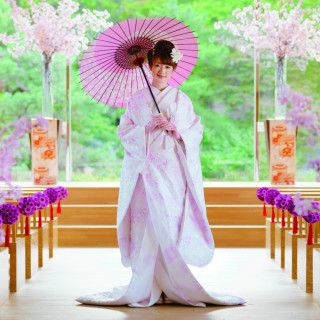 「春」・・・白無垢でのチャペル内撮影。伝統を重んじ、日本の四季を彩るアイテムも加え印象に残る撮影も致します