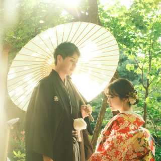 艶やかな最新の色打掛と紋付袴で日本庭園とともにお手伝い
