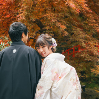 「秋」・・・日本庭園での白無垢での撮影のご様子です。紅葉に染まる中印象深い撮影や結婚式ができるのも魅力です。