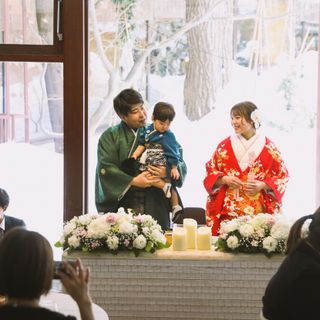 披露宴では新郎新婦の間にお子様のお席も設けて一緒にゲストをおもてなし