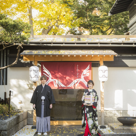 お支度が終わった一番素敵な装いの時に撮影するエントランスでの一枚。