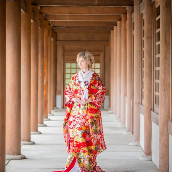 艶やかな色打掛と神社でのコントラストがよく映えます。